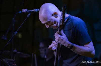 Tony Levin - Stick Men - Cage Brewing. 📸: Jeffrey Moellering - snapzalot.com