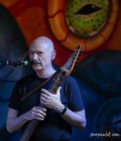 Tony Levin - Stick Men - Cage Brewing. 📸: Jeffrey Moellering - snapzalot.com