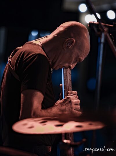 Tony Levin - Stick Men - Cage Brewing. 📸: Jeffrey Moellering - snapzalot.com
