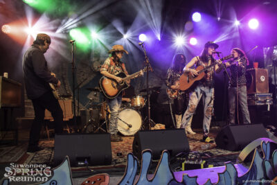 Donna the Buffalo and the Ain't Sisters. π·: David Lee