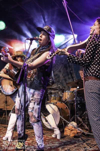 Donna the Buffalo and the Ain't Sisters. π·: David Lee