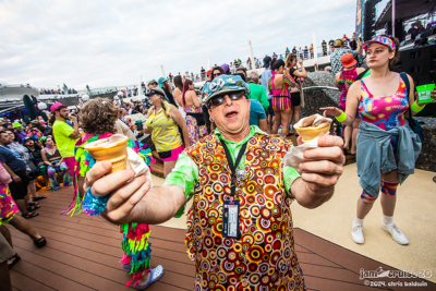 Double-fisted - Jam Cruise 20. 📸: Chris Baldwin