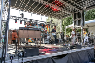 Dogs in a Pile - High Sierra MF '24. ๐ธ: Susan J. Weiand