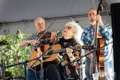 Lis and Lon Williamson with Tim Higgins 📸:Rick Davidson