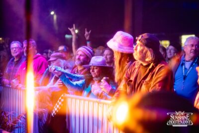 Sharon twirling on the rail! - Sunshine Hootenanny '25. ๐ธ: Scout It Out Media